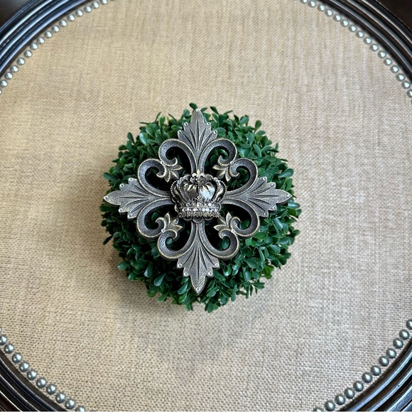 Fleur de Lis Crown Magnetic Lampshade Enhancer - Picture 5 of 12